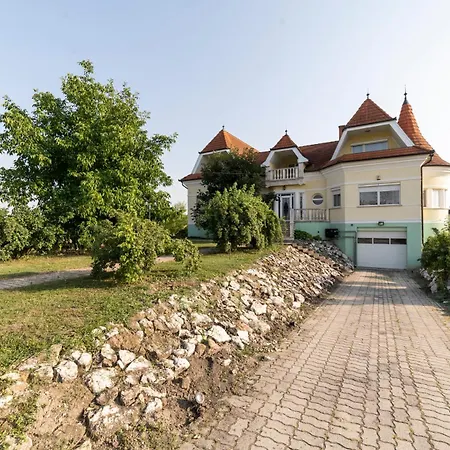 Elite Boutique Oerkeny 别墅 *